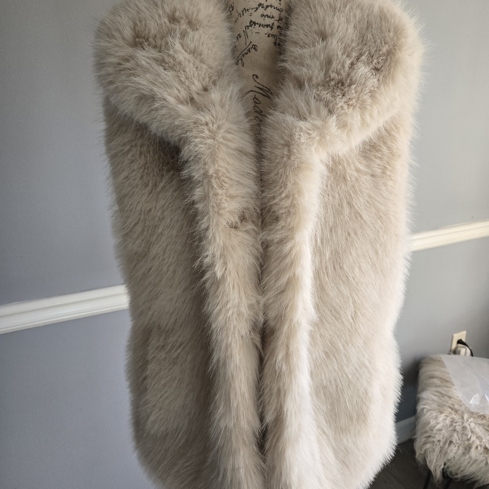 Evereve Cream Faux Fur Vest